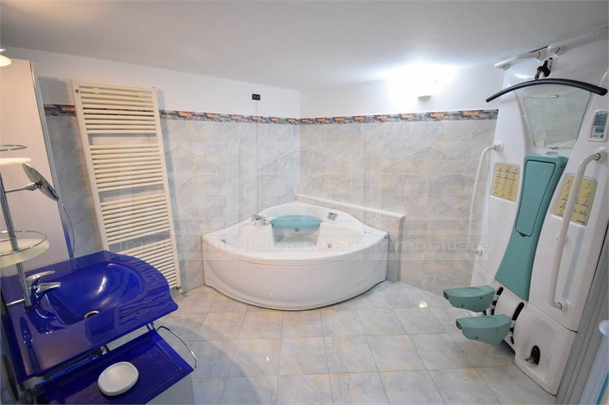 il bagno con palestra e vasca idro