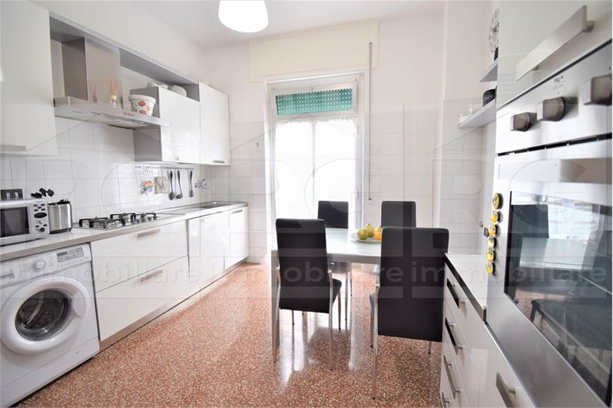 CUCINA E LIVING SPAZIOSO E CONFORTEVOLE