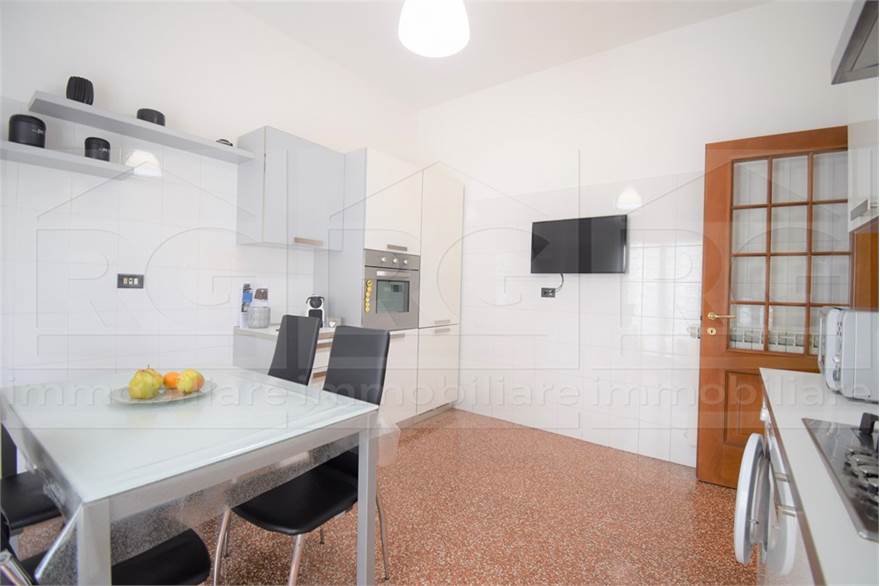 CUCINA E LIVING SPAZIOSO E CONFORTEVOLE