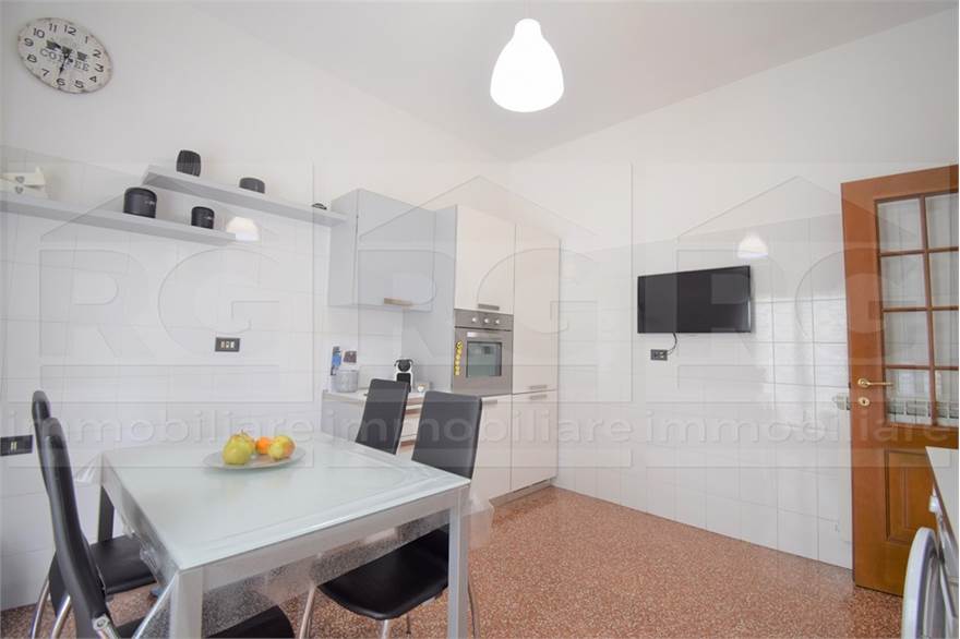 CUCINA E LIVING SPAZIOSO E CONFORTEVOLE