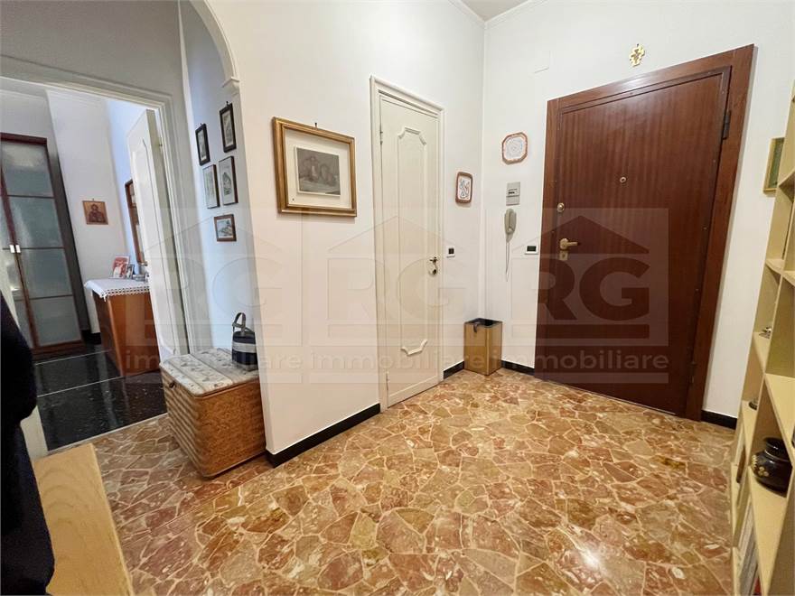 ingresso ampio con porta dispensa
